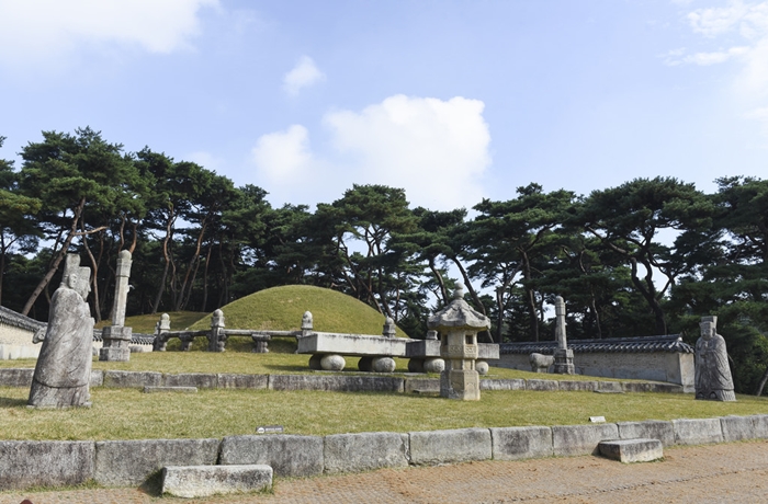 The photo shows the Royal Tomb of King Sejong, also known as Yeongneung, in Yeoju City, Gyeonggi-do Province.